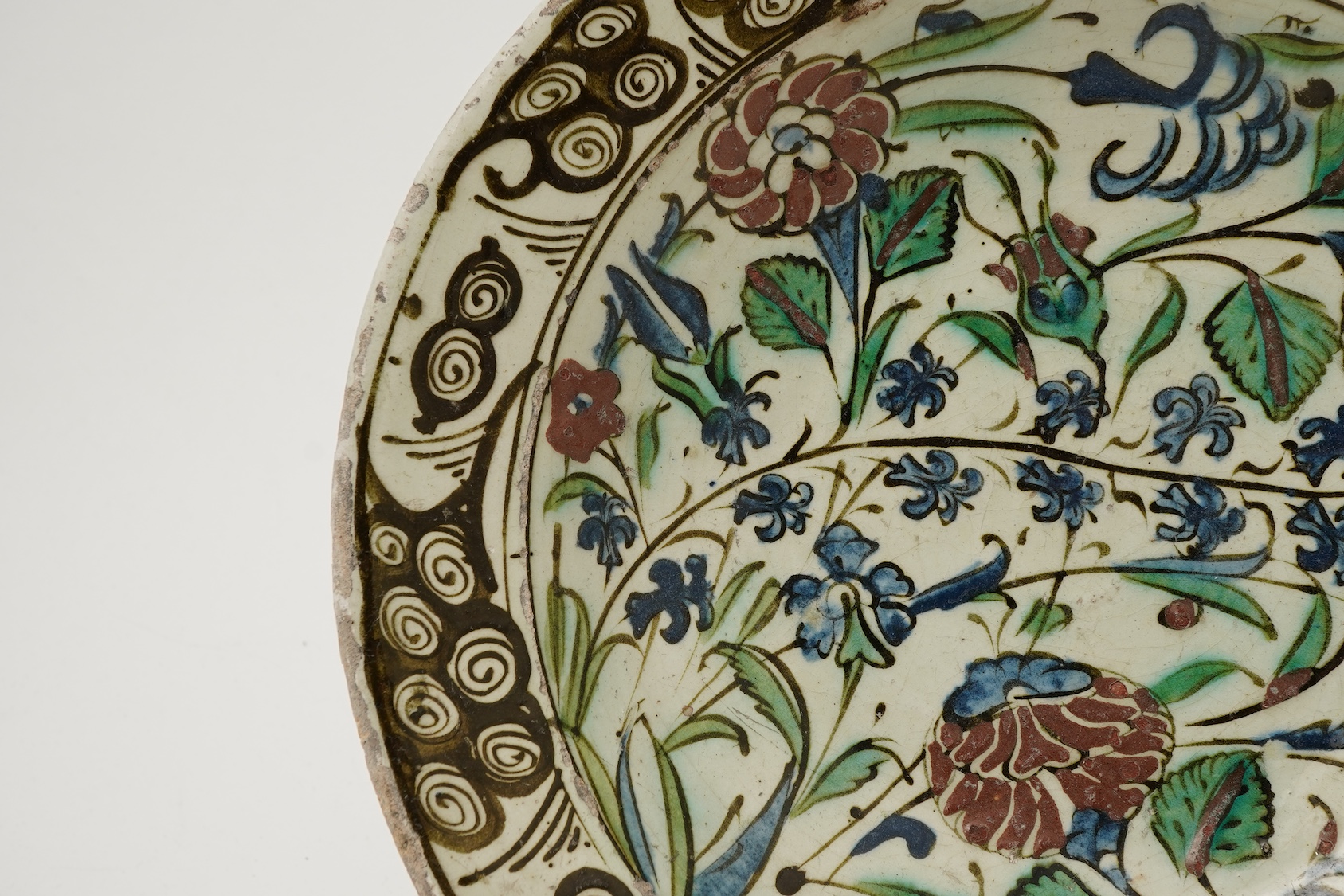 An Iznik pottery dish, Ottoman Turkey, early 17th century